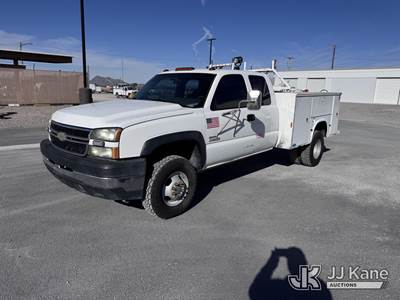 2006 Chevrolet Silverado 3500 Extended-Cab Service Truck