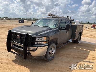 2011 Chevrolet Silverado 3500HD Extended-Cab Mechanics Service Truck