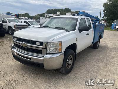 2009 Chevrolet Silverado 3500HD Extended-Cab Enclosed Service Truck