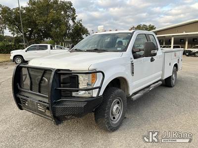 2017 Ford F350 4x4 Extended-Cab Service Truck