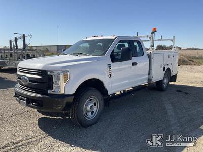2019 Ford F350 4x4 Extended-Cab Service Truck