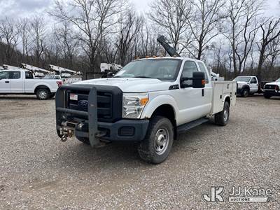 2015 Ford F350 4x4 Extended-Cab Service Truck