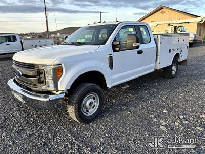 2017 Ford F350 4x4 Extended-Cab Service Truck
