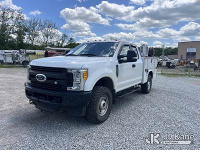 2017 Ford F350 4x4 Extended-Cab Service Truck