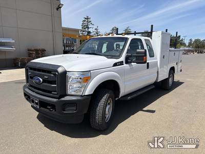 2015 Ford F350 4x4 Extended-Cab Service Truck