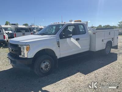 2017 Ford F350 4x4 Extended-Cab Service Truck