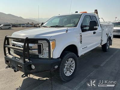 2017 Ford F350 4x4 Extended-Cab Service Truck