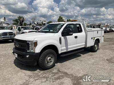 2019 Ford F350 4x4 Extended-Cab Service Truck