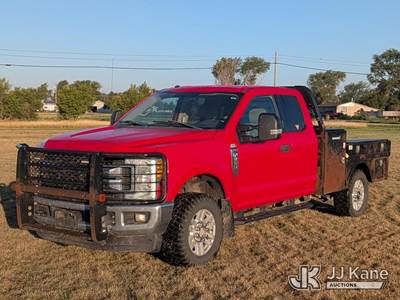 2017 Ford F350 4x4 Extended-Cab Flatbed/Service Truck