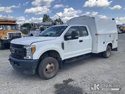 2017 Ford F350 4x4 Extended-Cab Service Truck