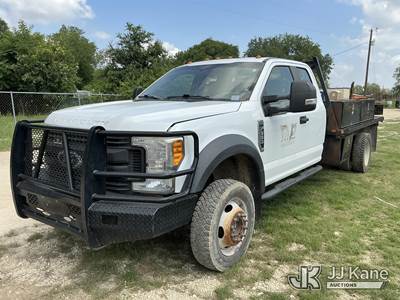 2017 Ford F550 4x4 Extended-Cab Flatbed/Service Truck