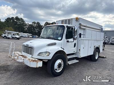 2004 Freightliner M33 Enclosed Utility Truck