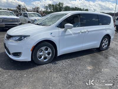 2019 Chrysler Pacifica Plug-In Hybrid Mini Passenger Van