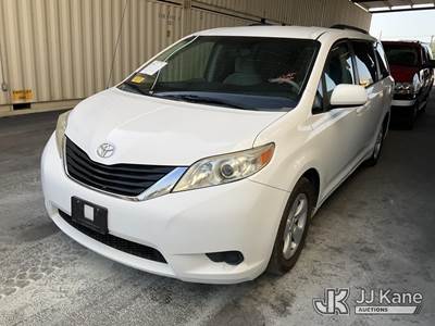 2014 Toyota Sienna LE FWD 8-Passenger V6 Mini Passenger Van