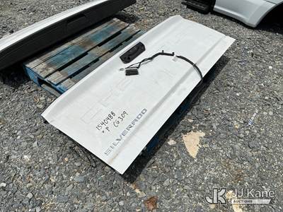 (1) Chevrolet Silverado Tailgate W/ Backup Camera