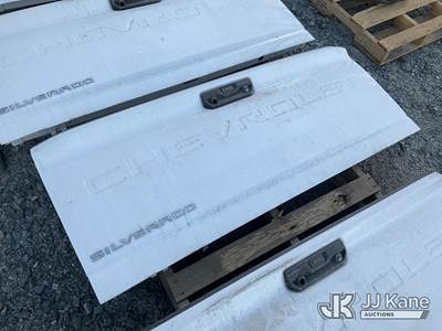 Chevrolet Silverado Tailgate w/Back Up Camera (Duke Unit) (Body Damage )