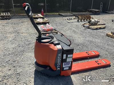 Toyota 8HBW30 6000# Electric Pallet Jack w/ Charger, 49 in Forks, S/N 85955-001