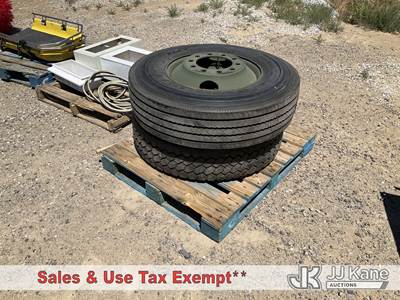 1 Pallet - Wheel & Tires - 2x Michelin XZE2 11R22.5 (Used)