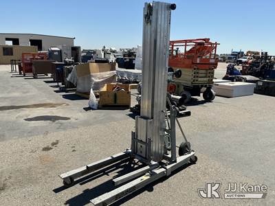Sumner Contractor Lift (Used)