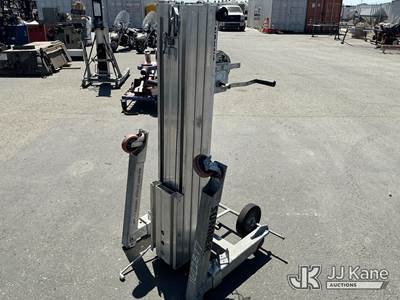 Sumner Contractor Lift (Used