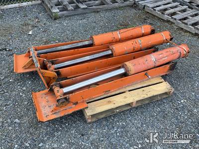Pallet Of (3) Hydraulic Outriggers