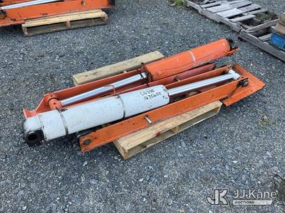 Pallet Of (2) Hydraulic Outriggers