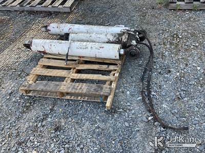 Pallet Of (3) Hydraulic Outriggers