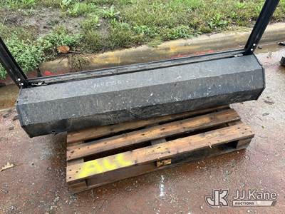 Retrax Ford 1/2 Ton Truck Bed Cover (Condition Unknown) NOTE: This unit is being sold AS IS/WHERE IS via Timed Auction and is located in Kansas City