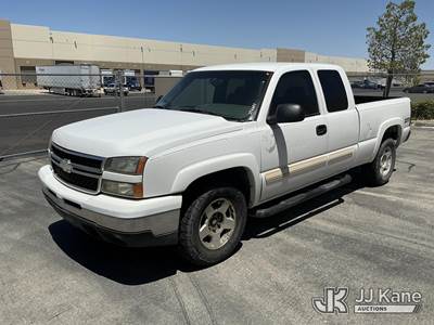2006 Chevrolet Silverado 1500 4x4 Extended-Cab Pickup Truck