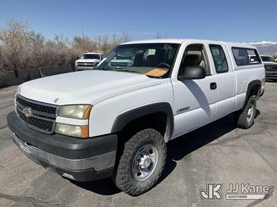2006 Chevrolet Silverado 2500HD 4x4 Extended-Cab Pickup Truck