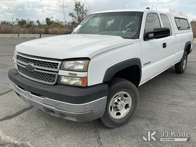 2005 Chevrolet Silverado 2500HD 4x4 Extended-Cab Pickup Truck