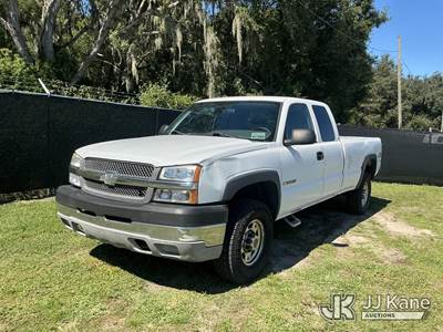 2004 Chevrolet Silverado 2500HD 4x4 Extended-Cab Pickup Truck