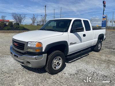 2004 GMC Sierra 2500HD Extended-Cab Pickup Truck