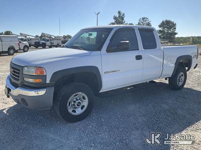 2004 GMC Sierra 2500HD Extended-Cab Pickup Truck