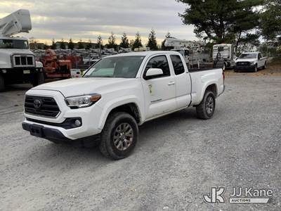 2018 Toyota Tacoma 4x4 SR5 Extended-Cab Pickup Truck