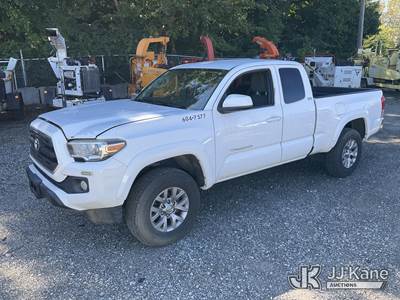 2017 Toyota Tacoma SR5 Extended-Cab Pickup Truck