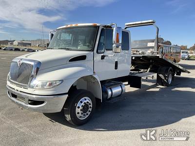 2018 International DuraStar 4300 Extended-Cab Roll Back Truck