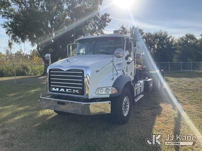 2015 Mack GU813 T/A Roll-Off Truck