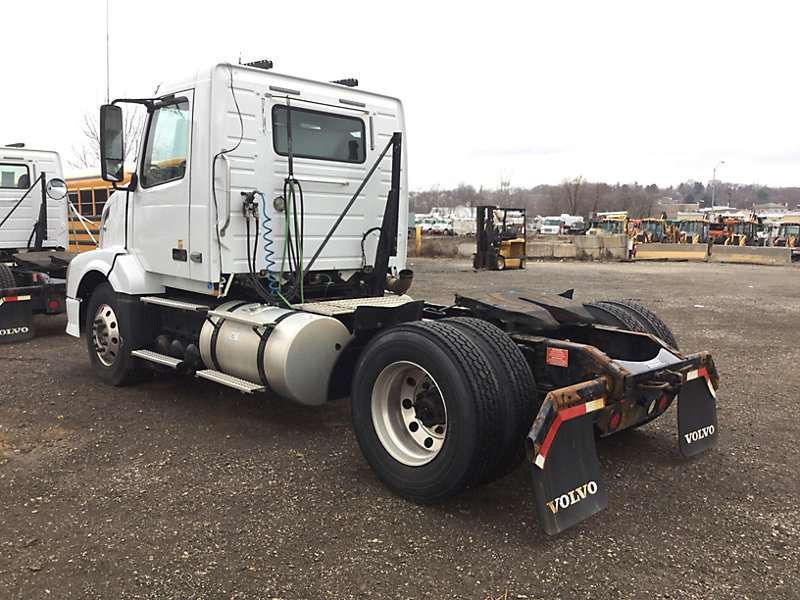 2009 Volvo VNL42T300 Day Cab Semi Truck For Sale, 446,127 Miles