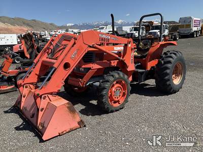 Kubota M8200 Tractor Loader Backhoe