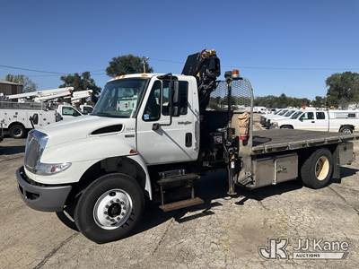 International DuraStar 4400 Truck-Mounted Knuckle Boom Crane