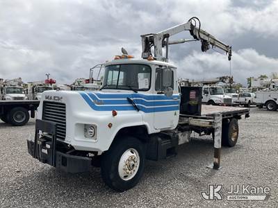 Mack DM690X Truck-Mounted Knuckle Boom Crane