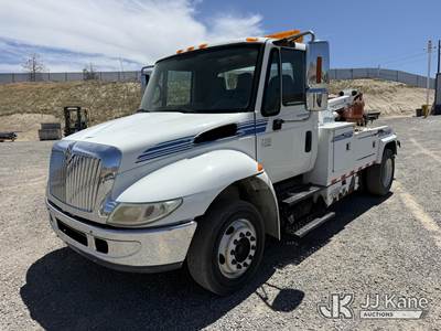 2005 International 4300 Tow/Wrecker Truck