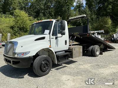 2005 International 4300 Roll Back Truck