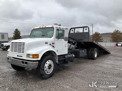 International 4900 Wrecker Tow Truck