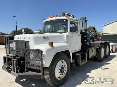 1972 Mack R685 Tow/Wrecker Truck