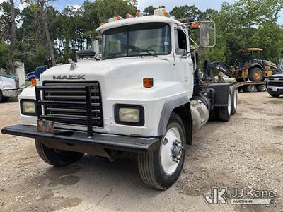 2002 Mack RD688S Winch Truck