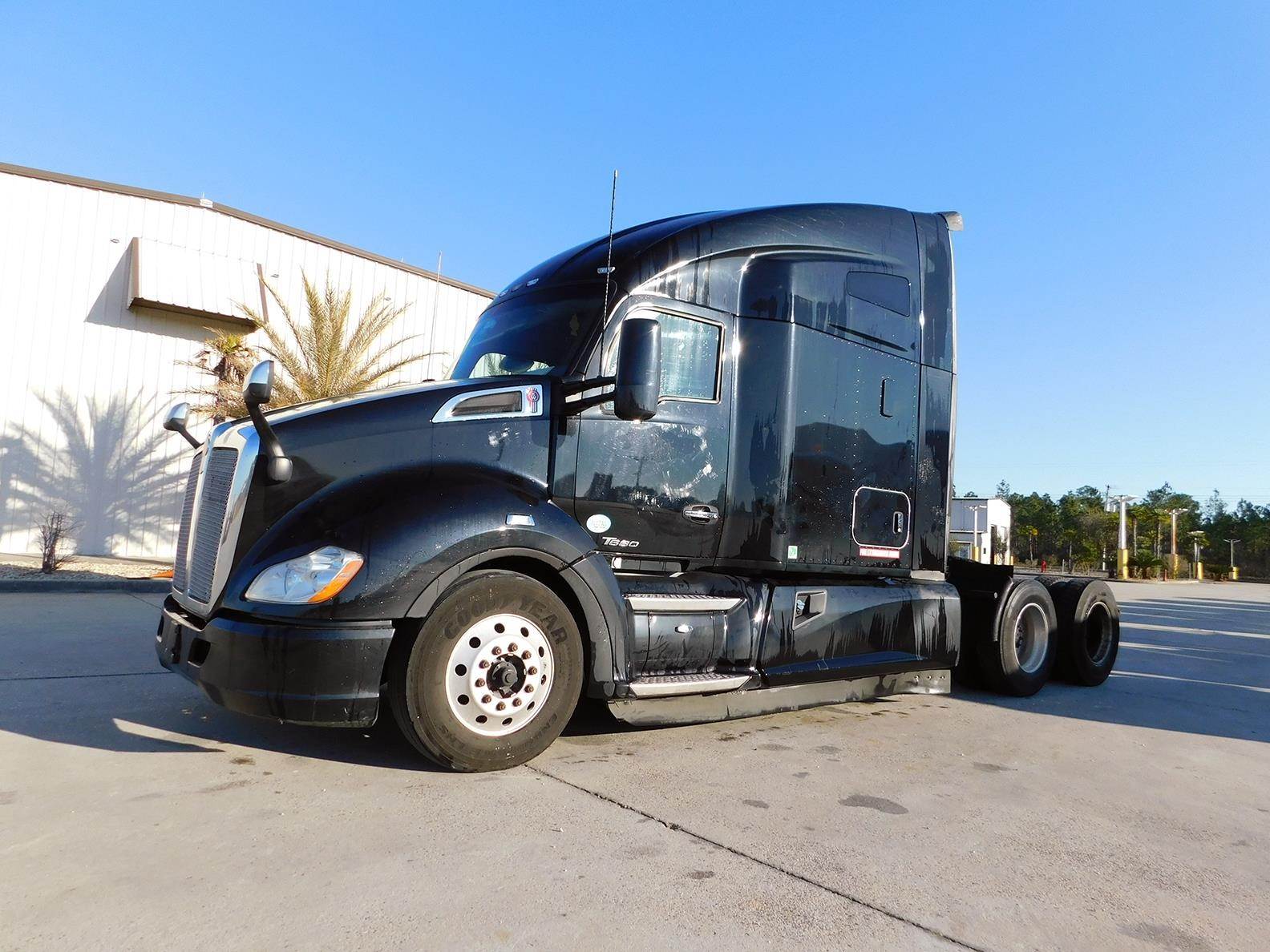 2018 Kenworth T680 Sleeper Semi Truck Paccar 455HP, 10 Speed