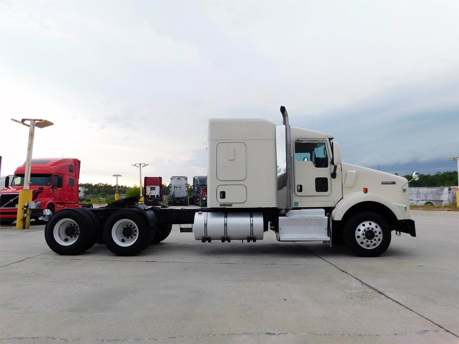 2016 Kenworth T800 Sleeper Semi Truck Paccar 450HP, 10 Speed Manual