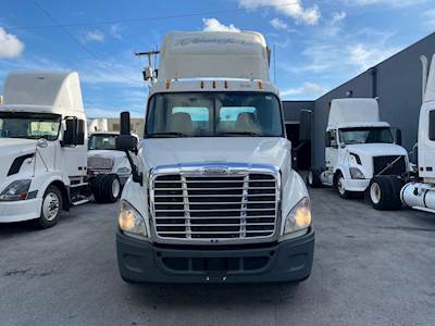 2013 Freightliner Cascadia 113 Day Cab Truck